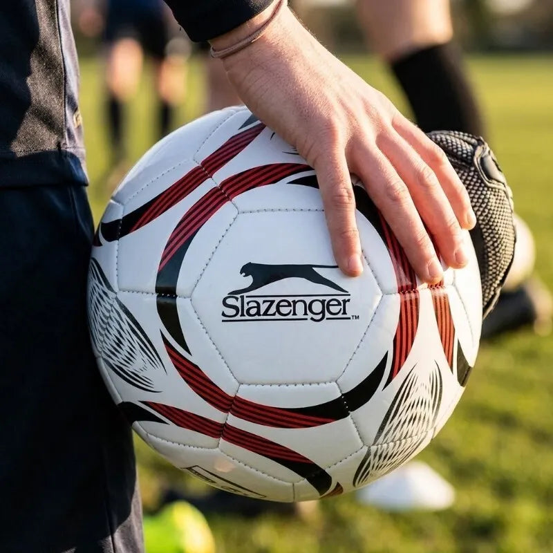 Slazenger – 32 plokščių treniruočių futbolo kamuolys, 5 dydis (baltas/raudonas)