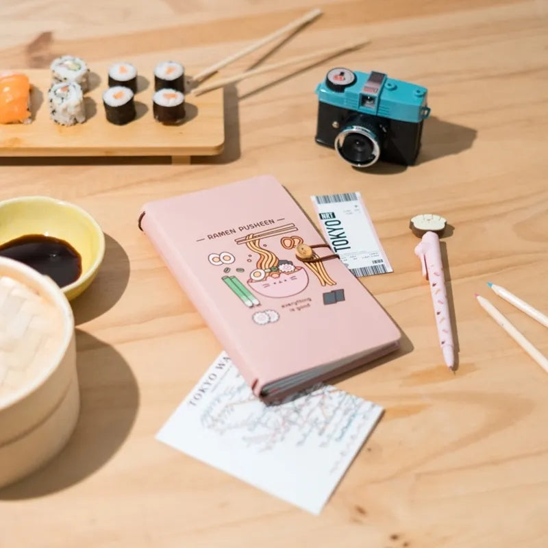 Pusheen – B6 kelionių sąsiuvinis iš „Sushi Roll“ kolekcijos