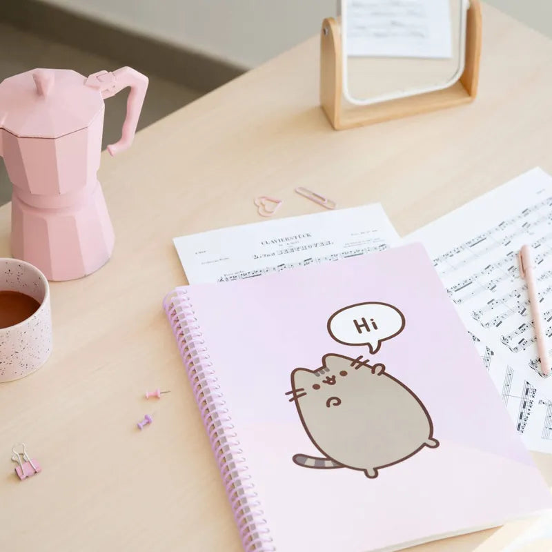 Pusheen – A4 formato segtuvas su elastine juosta + 30 skaidrių įmaučių