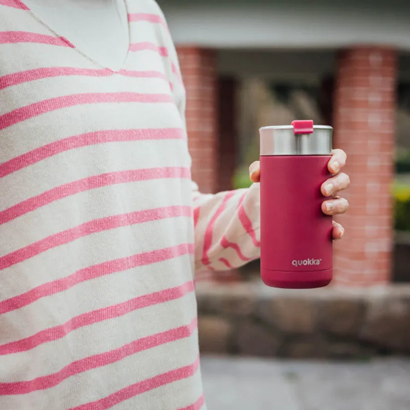Quokka Boost Coffee Tumbler – nerūdijančio plieno termo puodelis su sieteliu, 400 ml (bordo)