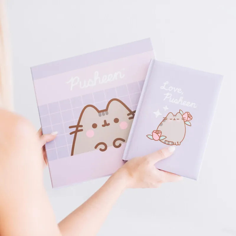Pusheen – A5 užrašų knygelės ir rašiklio rinkinys iš „Moments“ kolekcijos