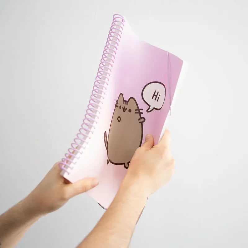 Pusheen – A4 formato segtuvas su elastine juosta + 30 skaidrių įmaučių