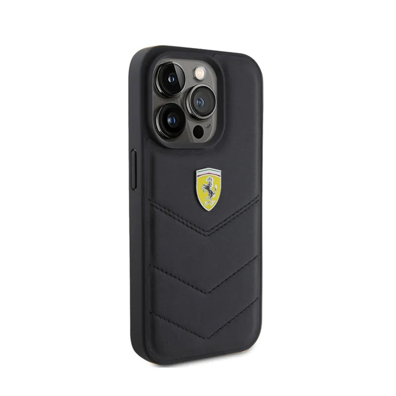 Ferrari Quilted Metal Logo – dėklas iPhone 15 Pro (juodas)