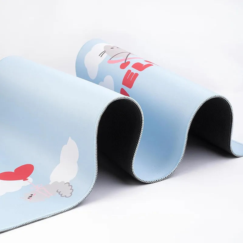 Pusheen – XXL žaidimų / stalo kilimėlis iš „Purrfect Love“ kolekcijos (80 x 35 cm)