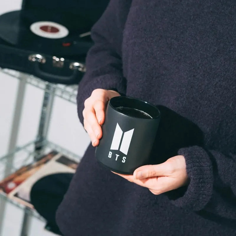 BTS – Keraminis puodelis dovanų dėžutėje 350 ml (juodas)