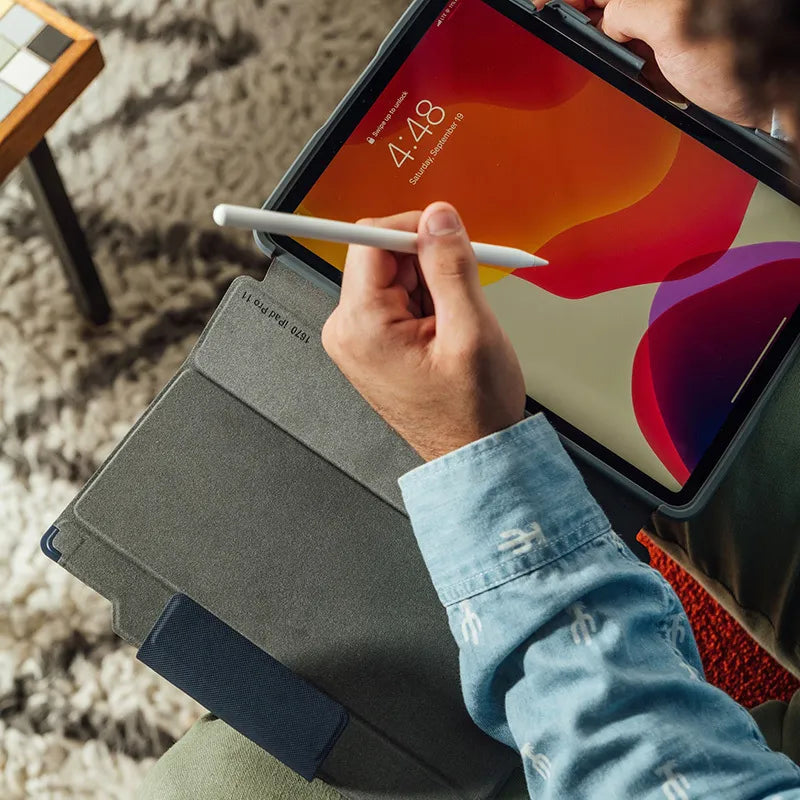 STM Dux Plus – tvirtas dėklas iPad 11“ (2025) / 10.9” (2022) MIL-STD-810G su Apple Pencil laikikliu (juodas) EDU/COM versija