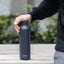 Quokka Solid With Strap – 630 ml nerūdijančio plieno termoso butelis su dirželiu (grafito spalvos)