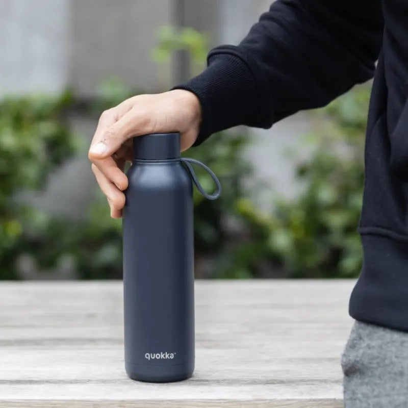 Quokka Solid With Strap – 630 ml nerūdijančio plieno termoso butelis su dirželiu (grafito spalvos)