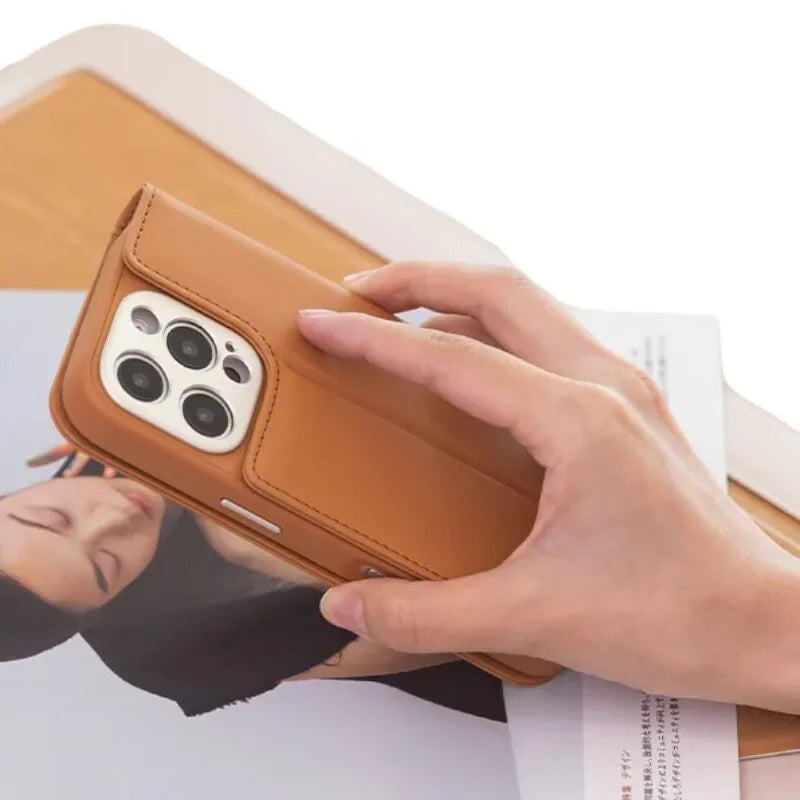 Moshi Overture MagSafe – 3-in-1 odinis atverčiamas dėklas, skirtas iPhone 16 Pro (karamelės ruda)