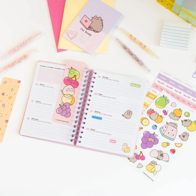 Pusheen – kalendorius / A5 savaitinė planuotė iš „Fruits“ 2026/2027 kolekcijos
