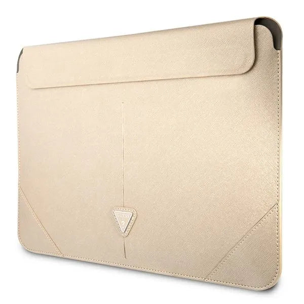 „Guess Saffiano Triangle Logo“ dėklas – 16" nešiojamojo kompiuterio krepšys (smėlio spalvos)