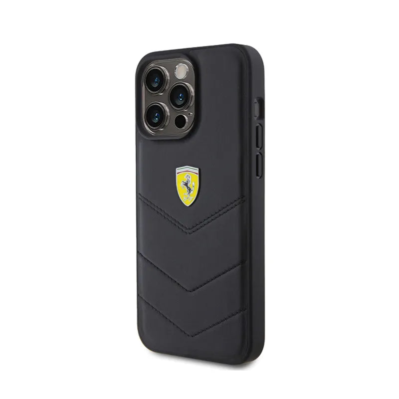 Ferrari Quilted Metal Logo – dėklas iPhone 15 Pro Max (juodas)