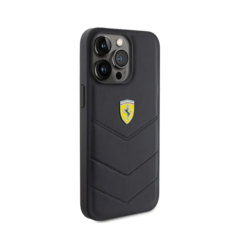 Ferrari Quilted Metal Logo – dėklas iPhone 15 Pro Max (juodas)