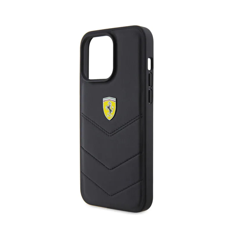 Ferrari Quilted Metal Logo – dėklas iPhone 15 Pro Max (juodas)