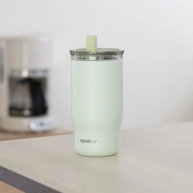 Quokka Mist – 720 ml nerūdijančio plieno termopuodelis su šiaudeliu (pastelinė žalia)