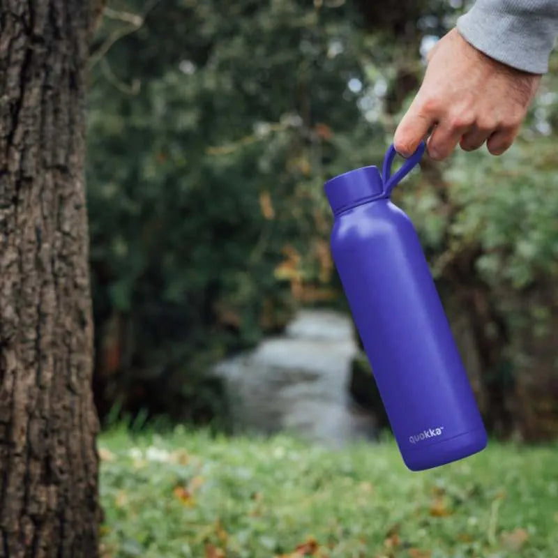 Quokka Solid With Strap – 630 ml nerūdijančio plieno termoso gertuvė su dirželiu (Dusk Blue)