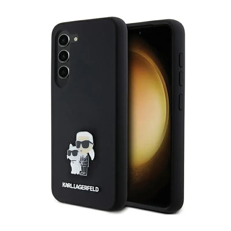 Karl Lagerfeld Silicone Karl & Choupette Metal Pin – dėklas Samsung Galaxy S24 (juodas)