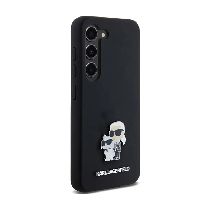 Karl Lagerfeld Silicone Karl & Choupette Metal Pin – dėklas Samsung Galaxy S24 (juodas)