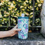Quokka Mist – 720 ml nerūdijančio plieno termo puodelis su šiaudeliu (Violet Blooms)
