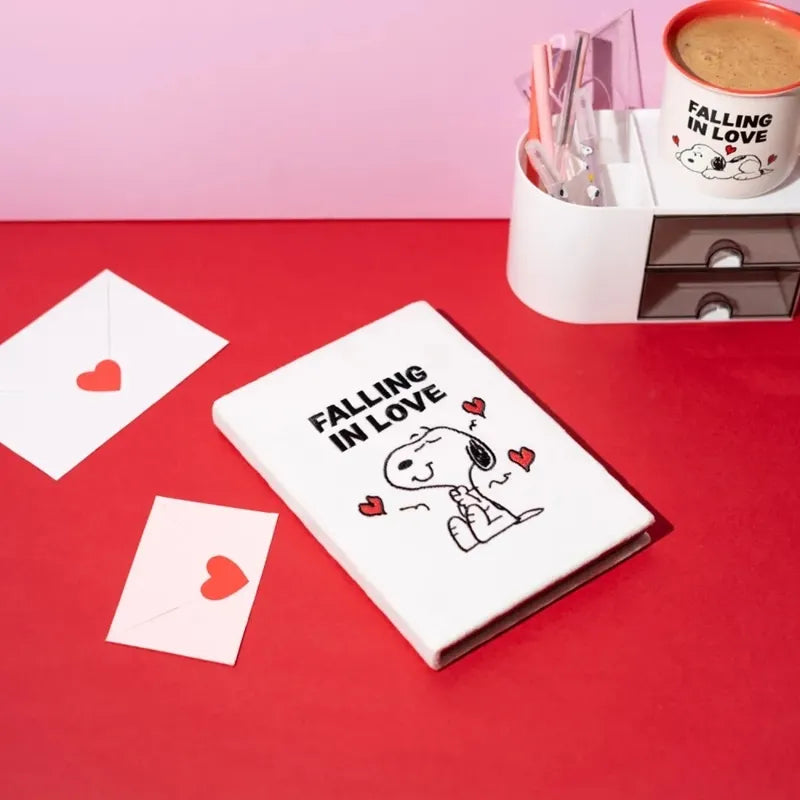Snoopy – Pliušinė užrašų knygelė / A5 formato užrašų knygelė iš „Love Season“ kolekcijos