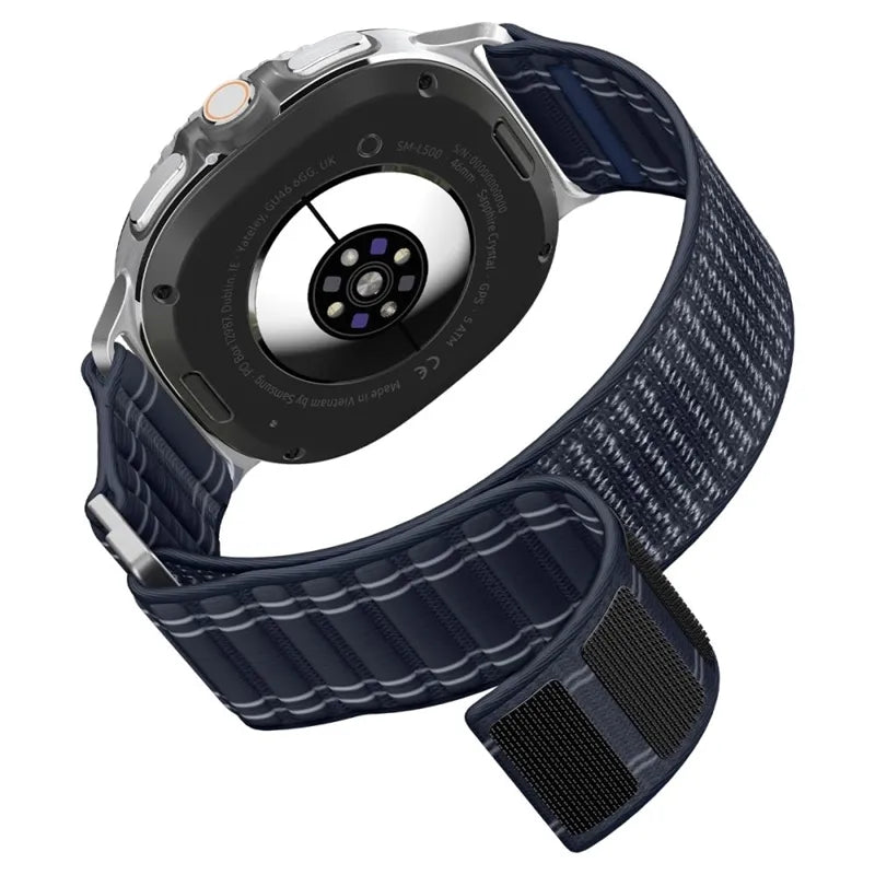 Spigen WBF0 dirželis – apyrankė skirta Samsung Galaxy Watch 8 / 8 Classic 40 / 44 / 46 mm (tamsiai mėlyna)