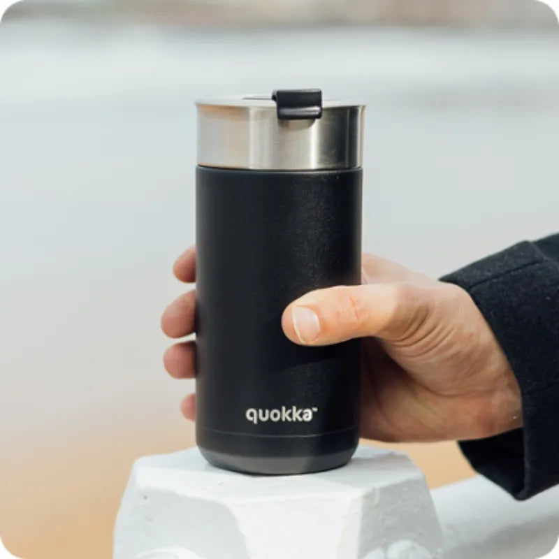 Quokka Boost Coffee Tumbler – nerūdijančio plieno termopuodelis su sieteliu 400 ml (juodas)