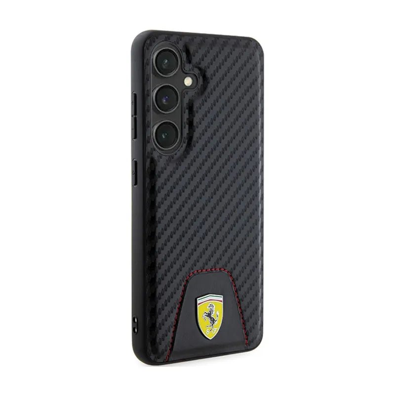 Ferrari Carbon Stitched Bottom – dėklas Samsung Galaxy S24 (juodas)