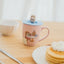 Pusheen – keraminis puodelis su silikoniniu dangteliu ir 3D figūrėle, 350 ml